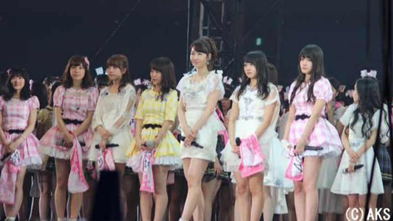AKB48 Members Surprise Spring Shuffle at Saitama Super Arena